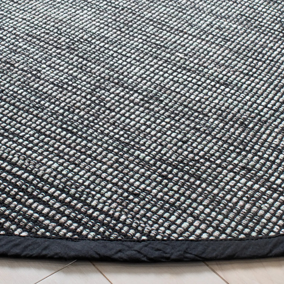 Safavieh Montauk 6'-0" x 6'-0" Rug in Light Green / Black