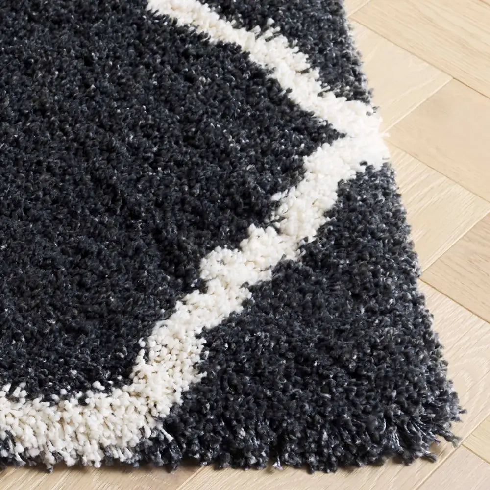 Safavieh Hudson Shag 5'-3" x 7'-6" Rug in Dark Grey / Ivory