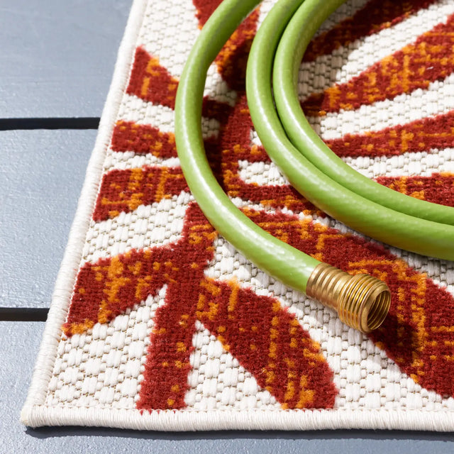 Safavieh Cabana 4'-0" x 6'-0" Rug in Creme / Red