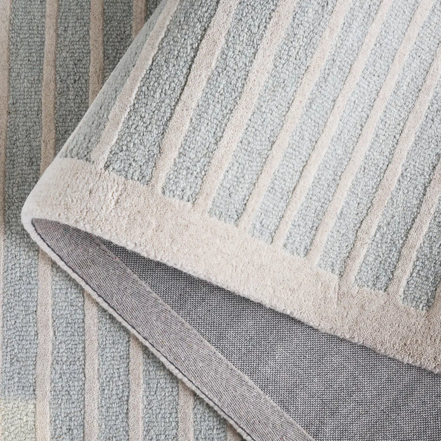 Safavieh Ebony 4'-0" x 6'-0" Rug in Light Blue / Ivory