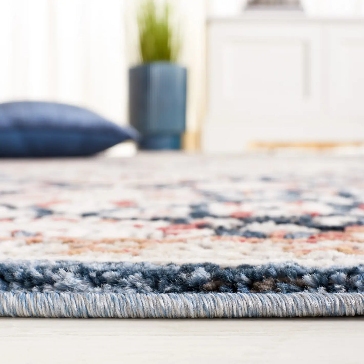 Safavieh Rosewood 4'-0" x 6'-0" Rug in Ivory / Blue