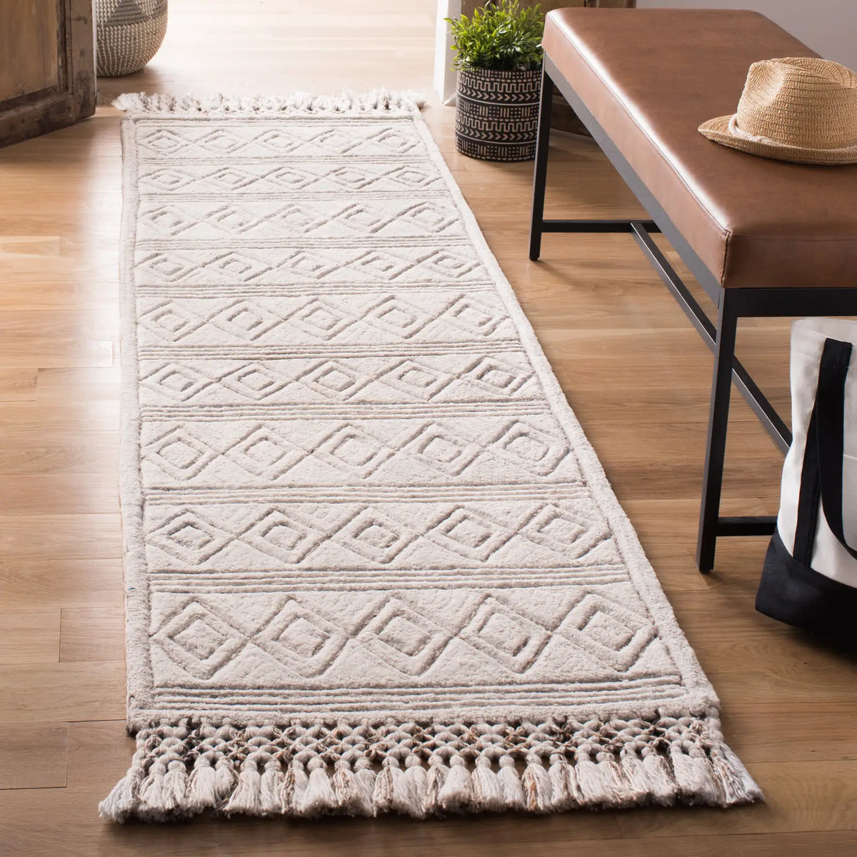 Safavieh Casablanca 2'-3" x 8'-0" Rug in Silver