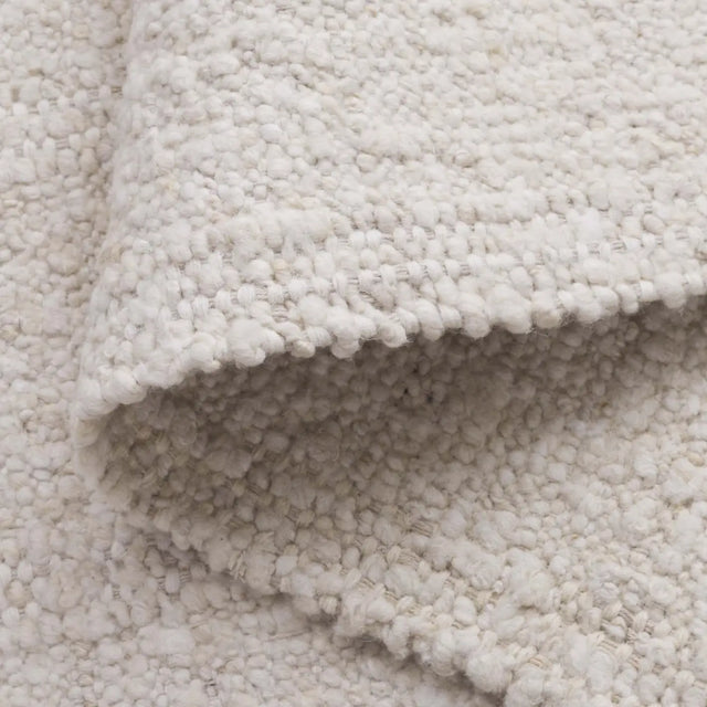 Safavieh Manhattan 4'-0" x 6'-0" Rug in Ivory