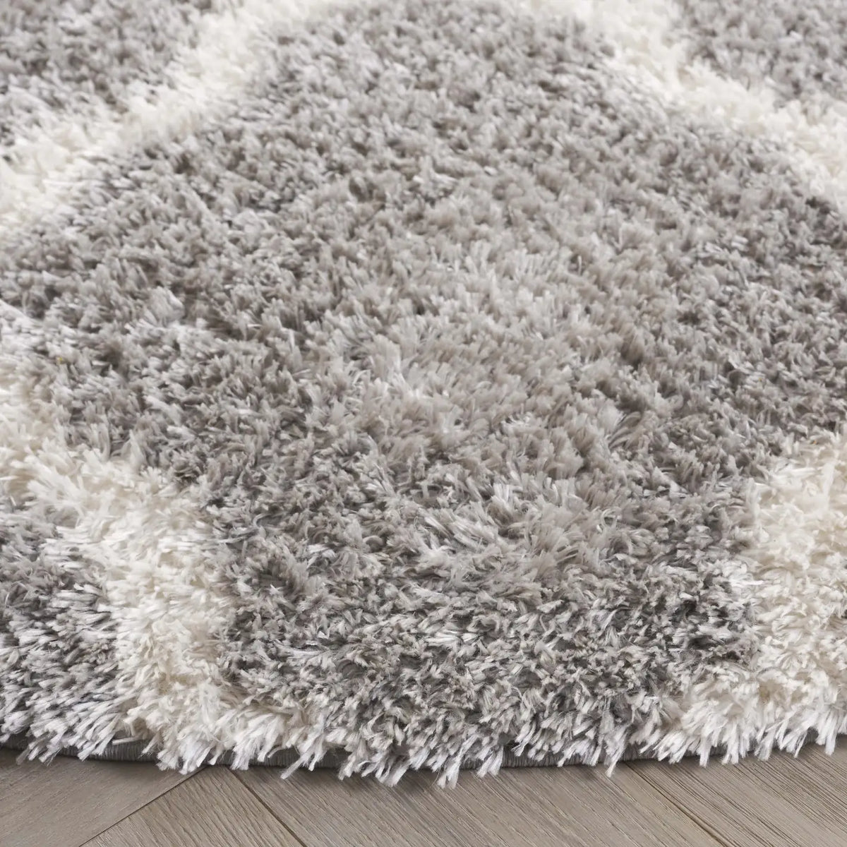 Safavieh Tahoe Shag 6'-7" x 6'-7" Rug in White / Silver