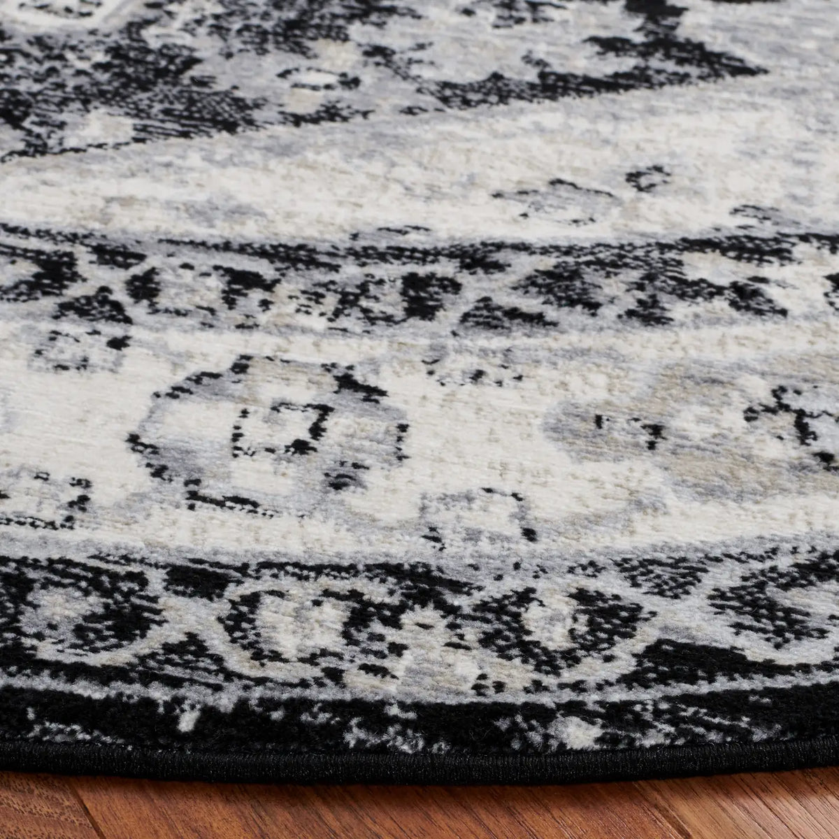 Safavieh Brentwood 6'-7" x 6'-7" Rug in Black / Ivory