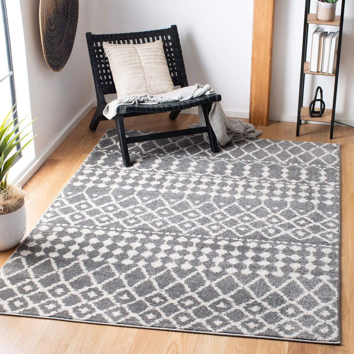 Safavieh Mercer 4'-0" x 6'-0" Rug in Grey / Cream