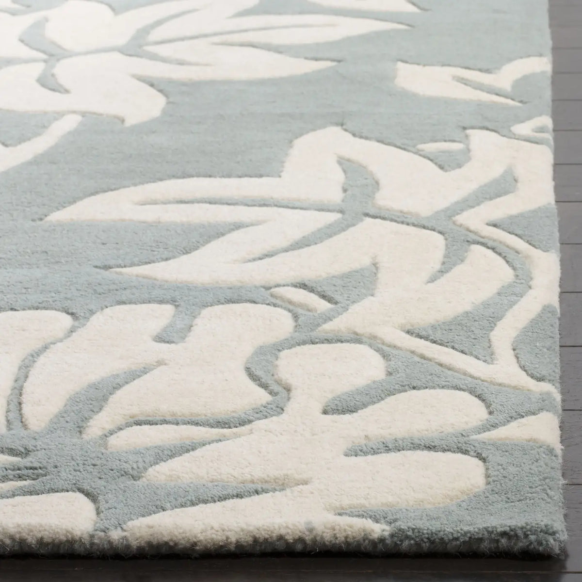 Safavieh Soho 3'-6" x 5'-6" Rug in Blue / Ivory