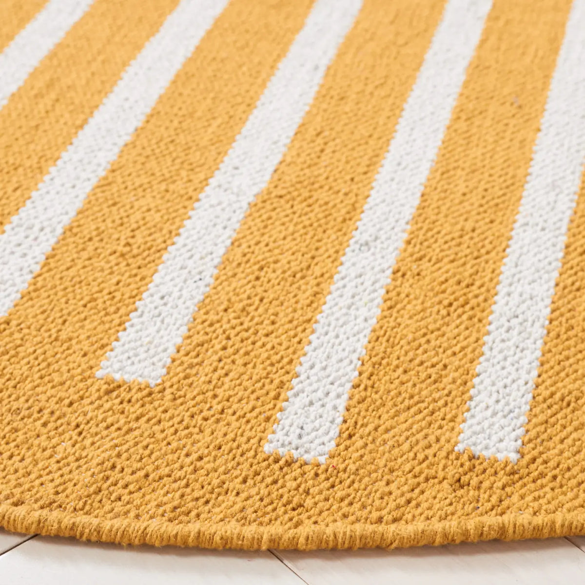 Safavieh Montauk 6'-0" x 6'-0" Rug in Gold / Ivory