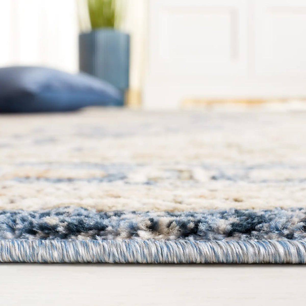 Safavieh Rosewood 4'-0" x 6'-0" Rug in Ivory / Blue