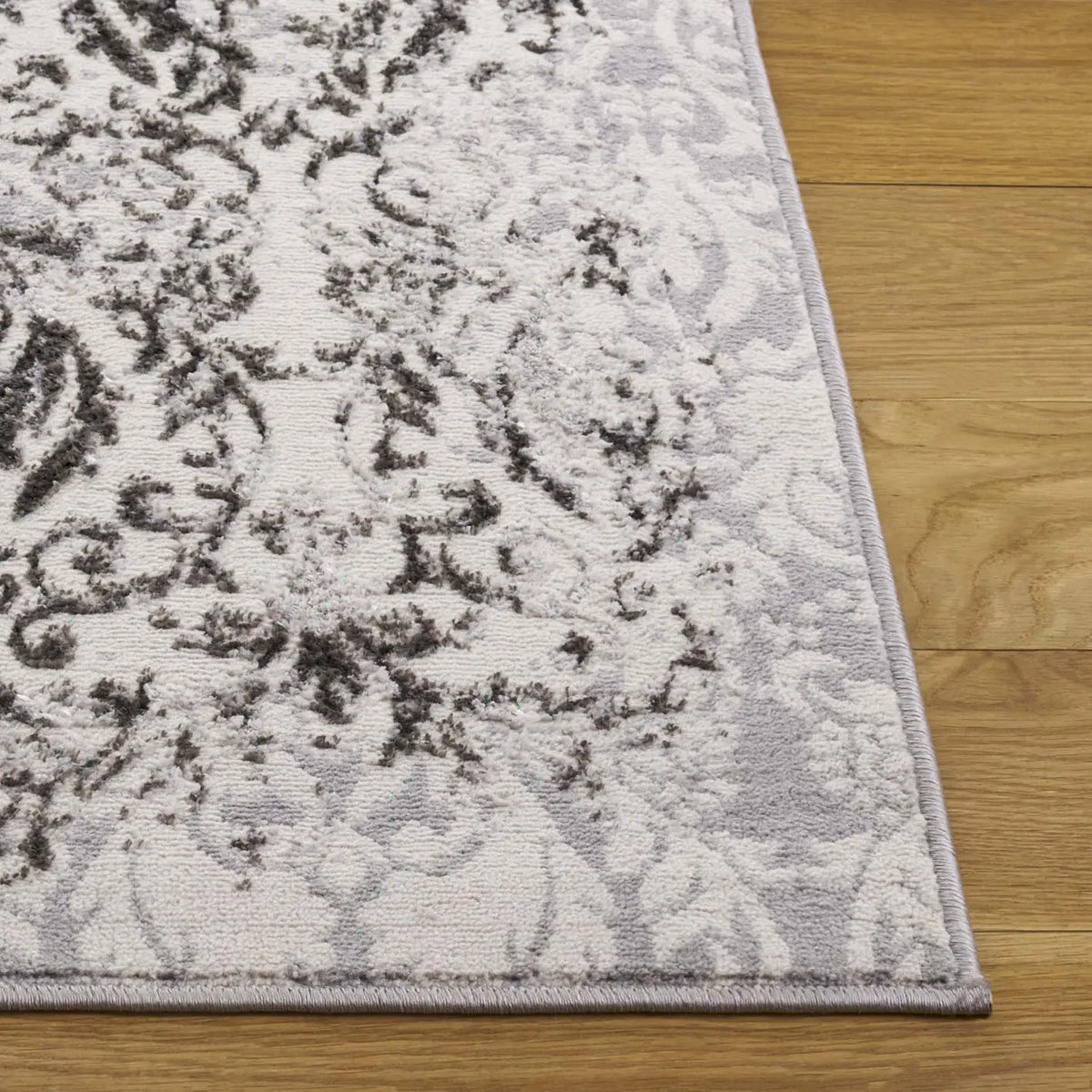 Safavieh Orchard 4'-0" x 6'-0" Rug in Grey / Silver
