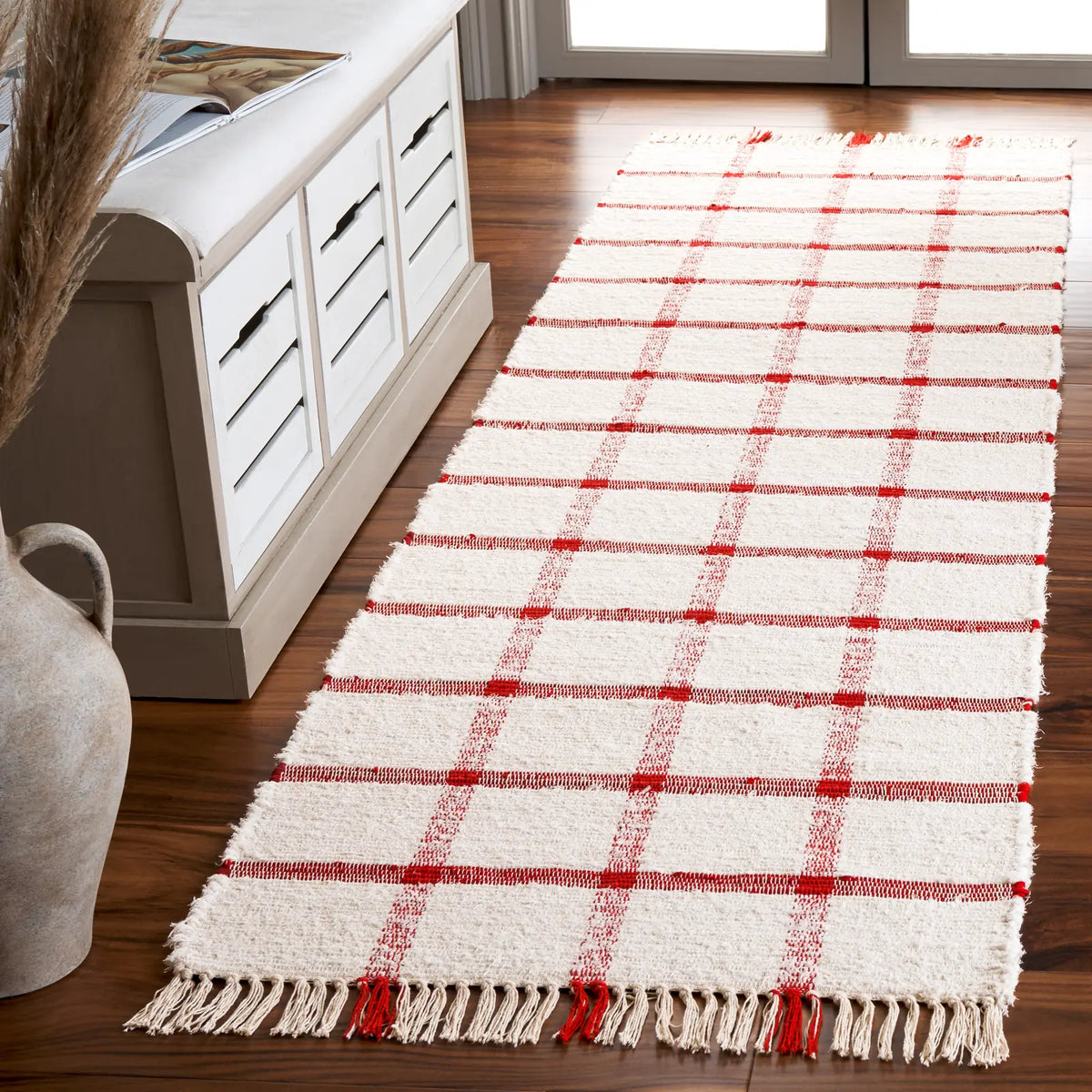 Safavieh Montauk 2'-3" x 8'-0" Rug in Ivory / Red