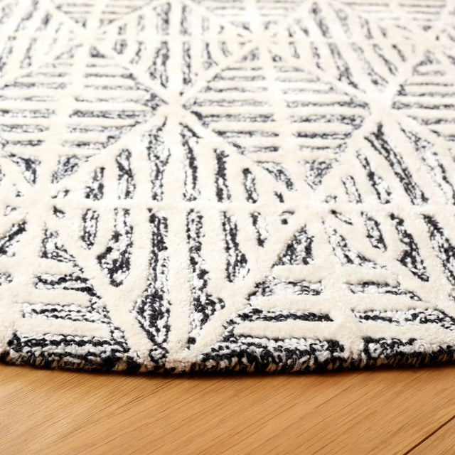 Safavieh Ebony 6'-0" x 6'-0" Rug in Black / Ivory