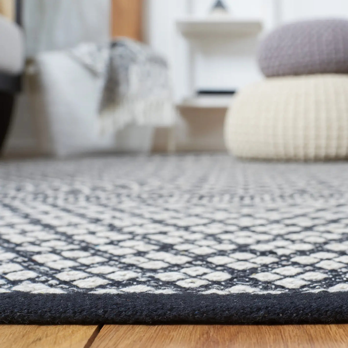 Safavieh Kilim 4'-0" x 6'-0" Rug in Black / Ivory