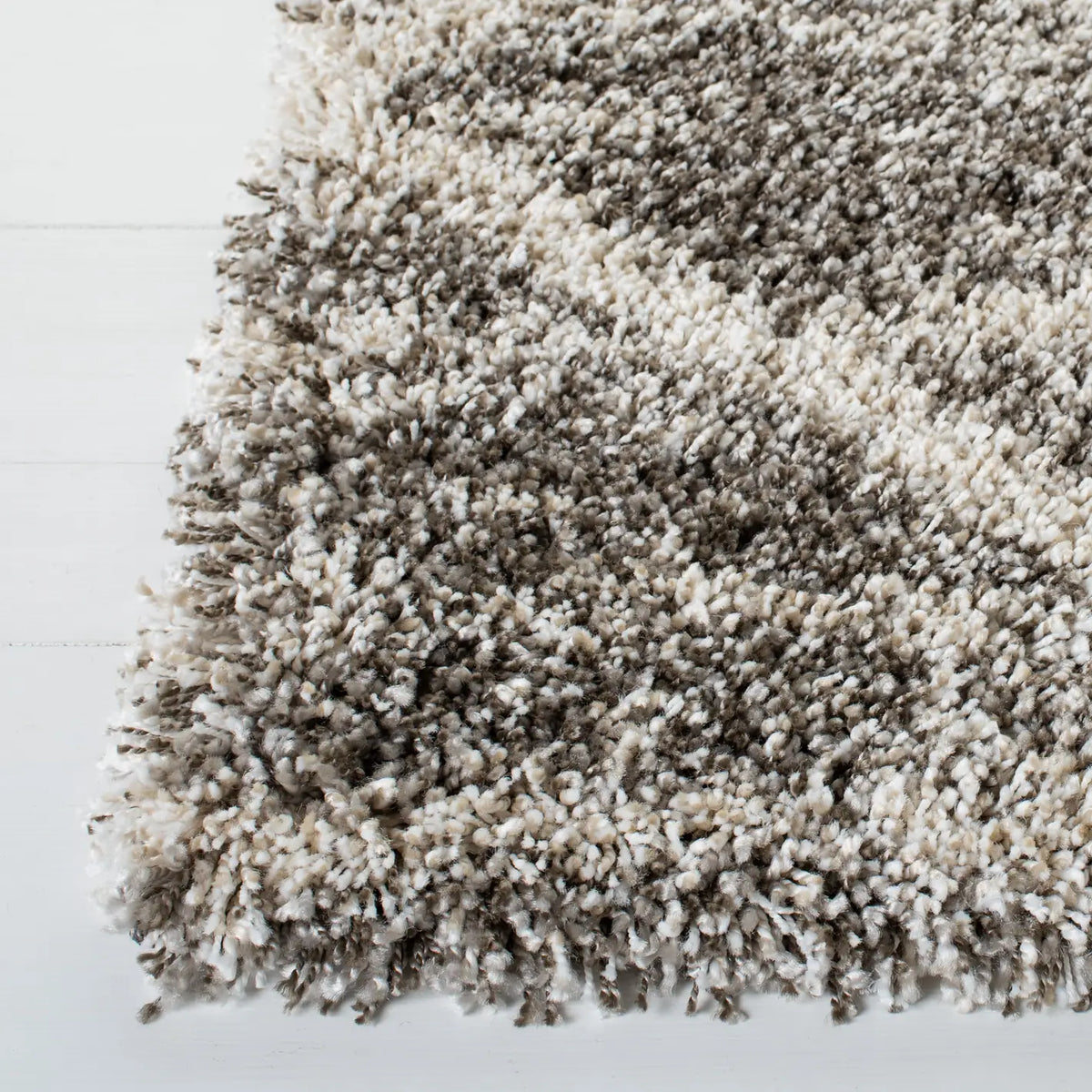 Safavieh Hudson Shag 4'-0" x 6'-0" Rug in Distressed Grey / Ivory