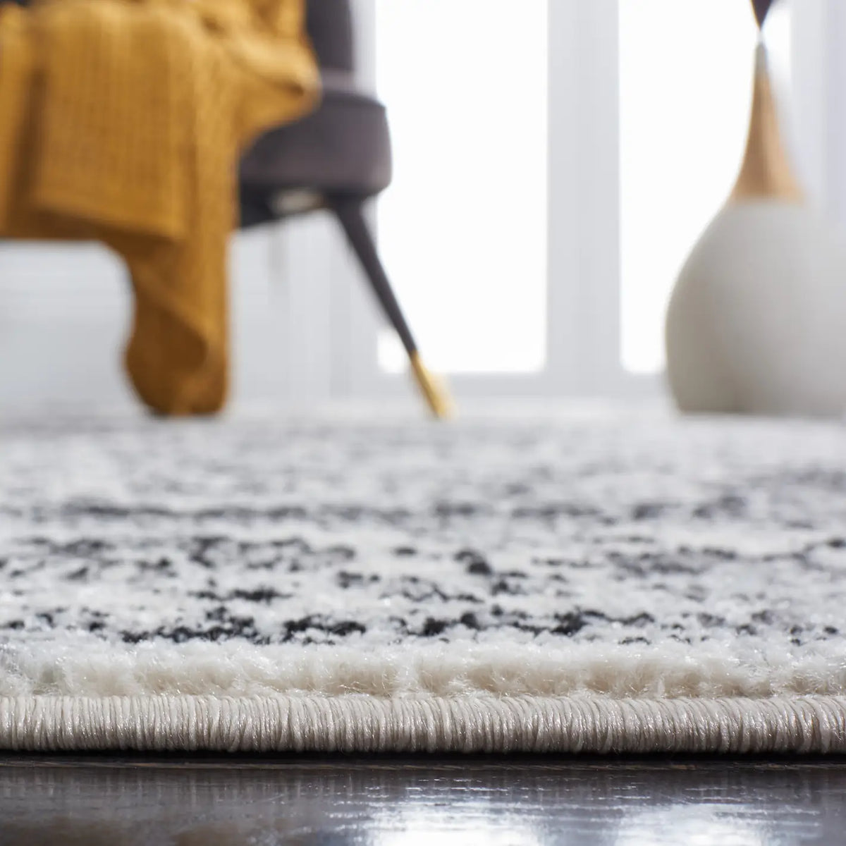 Safavieh Tulum 4'-0" x 6'-0" Rug in Ivory / Black