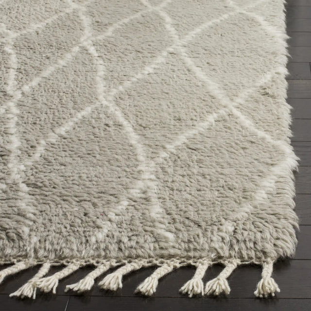 Safavieh Casablanca 5'-0" x 8'-0" Rug in Grey / Ivory