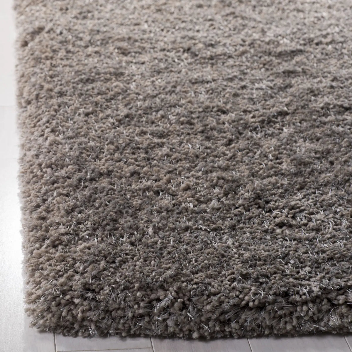 Safavieh Sg-Sbs-South Beach Shag 5'-0" x 7'-0" Rug in Silver