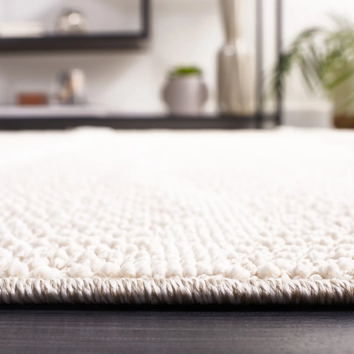 Safavieh Trends 4'-0" x 6'-0" Rug in Beige / Ivory