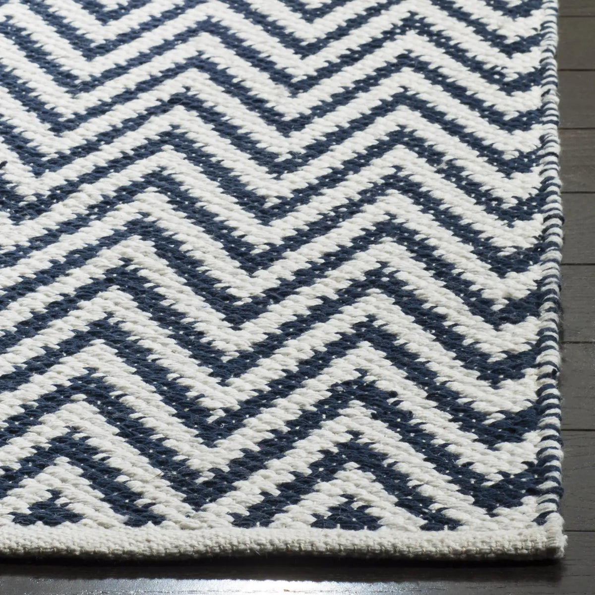 Safavieh Montauk 5'-0" x 8'-0" Rug in Navy / Ivory