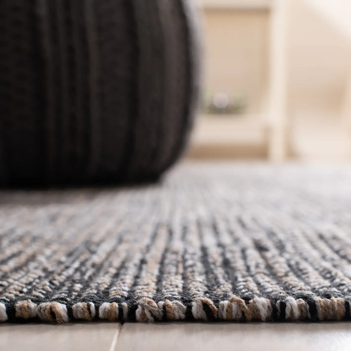 Safavieh Montauk 4'-0" x 6'-0" Rug in Beige / Ivory