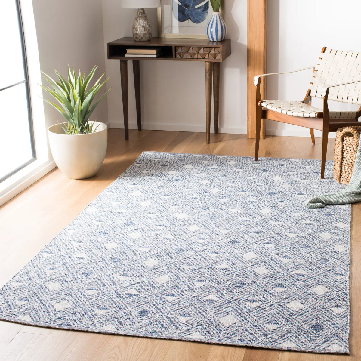 Safavieh Montauk 5'-0" x 8'-0" Rug in Navy / Ivory