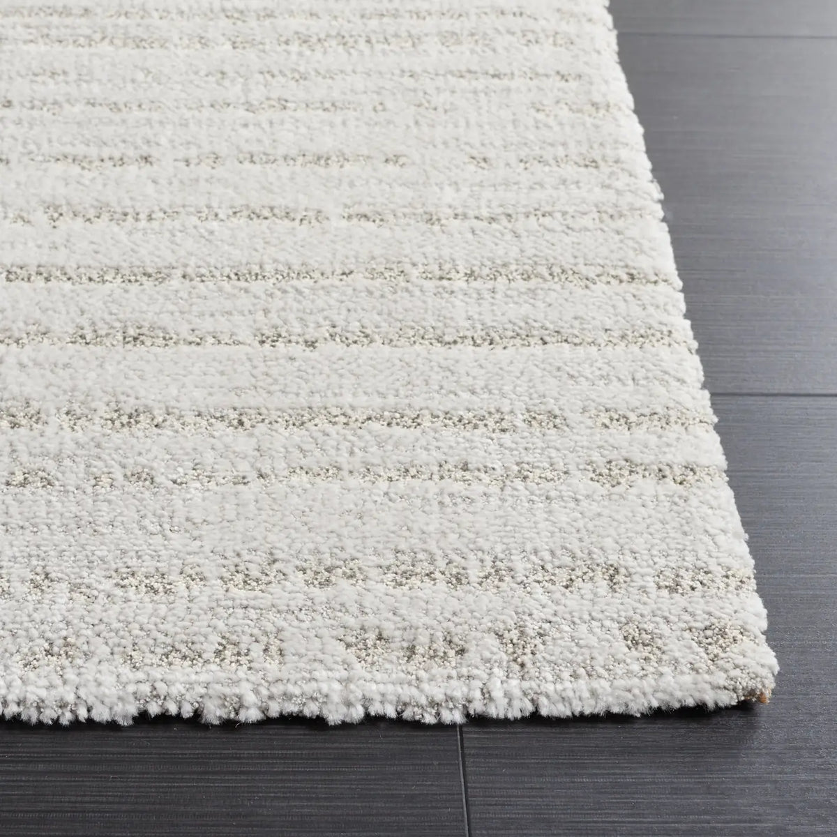 Safavieh Neptune 4'-0" x 6'-0" Rug in Light Grey / Grey