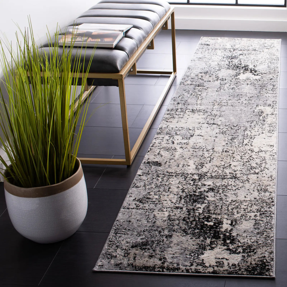 Safavieh Jasper 100 2'-0" x 9'-0" Rug in Ivory / Black