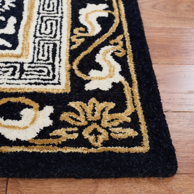 Safavieh Antiquity 4'-0" x 6'-0" Rug in Black / Ivory
