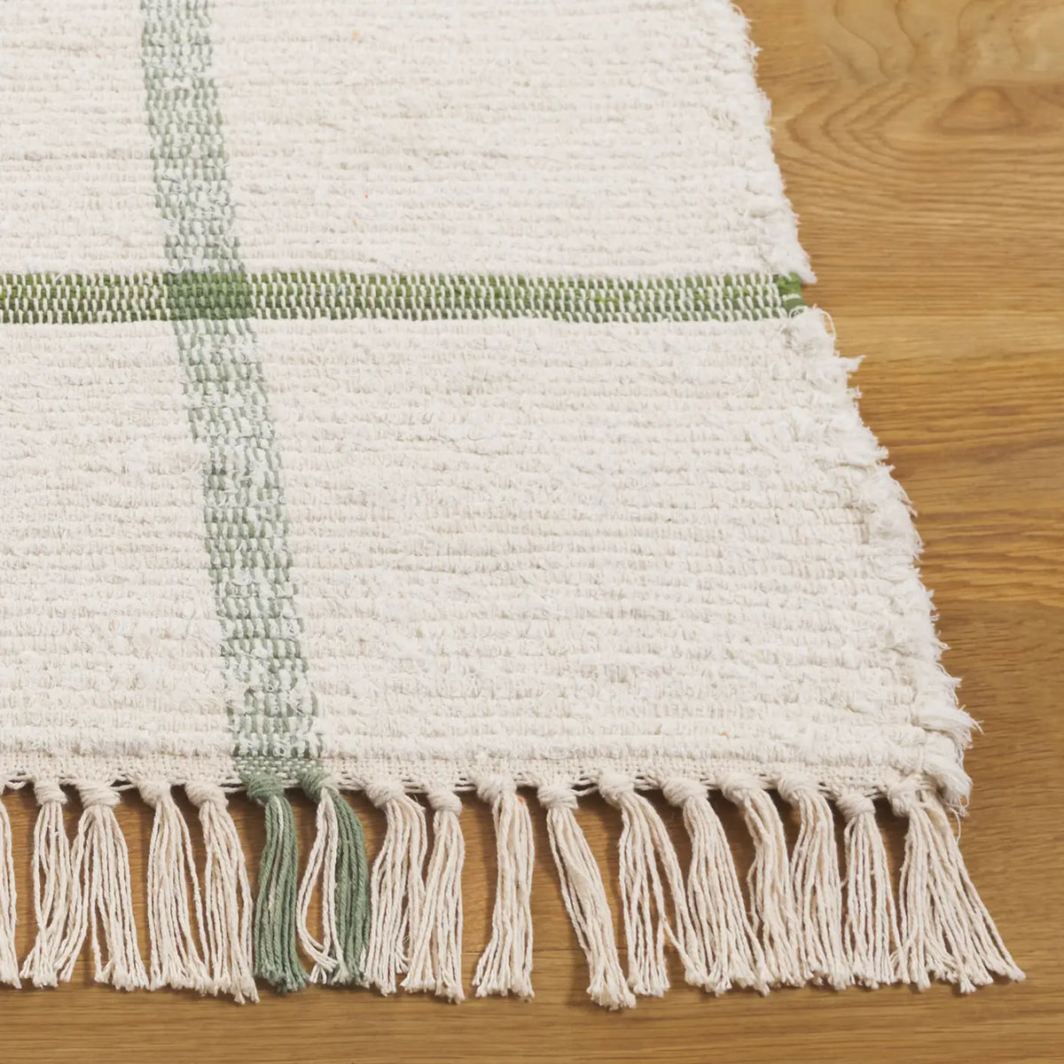 Safavieh Montauk 4'-0" x 6'-0" Rug in Ivory / Green