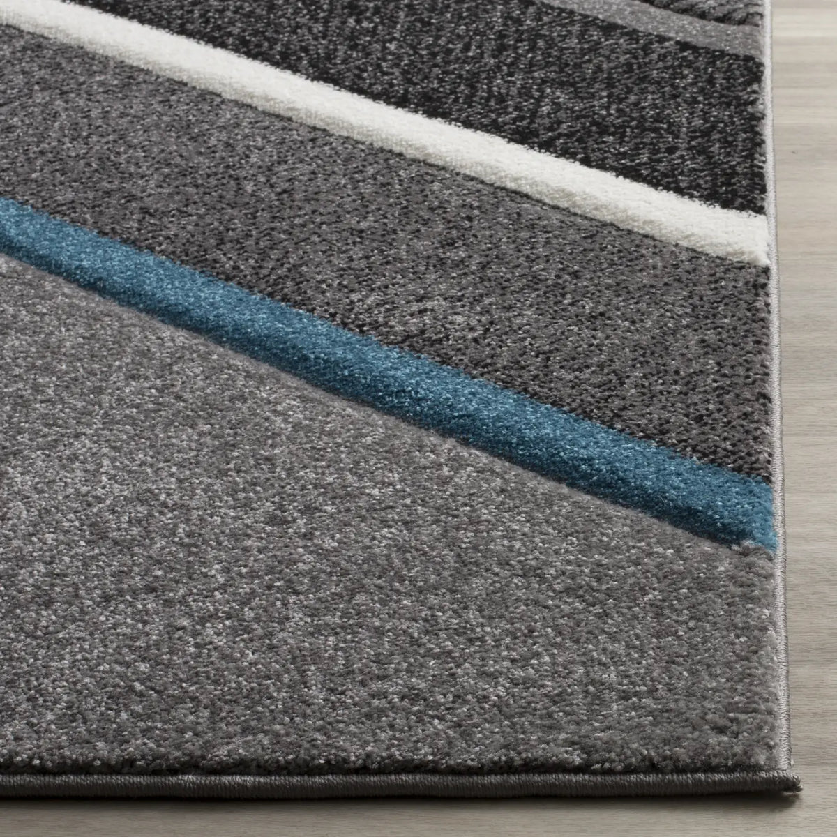 Safavieh Hollywood 4'-0" x 6'-0" Rug in Grey / Teal