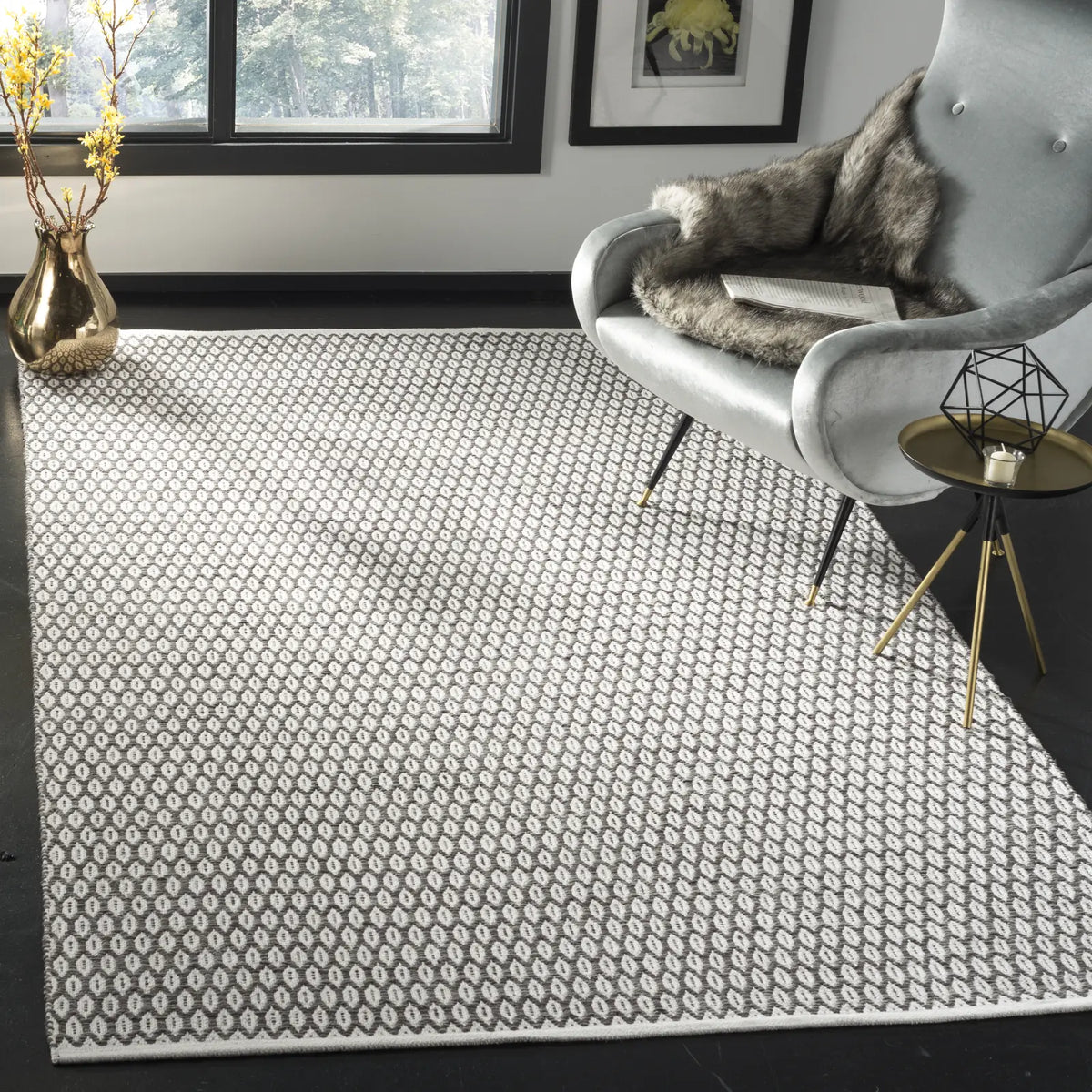 Safavieh Montauk 4'-0" x 6'-0" Rug in Charcoal / Ivory