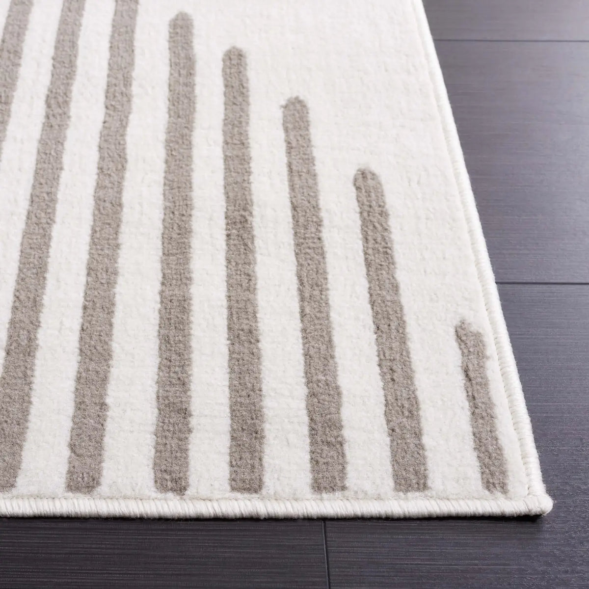 Safavieh Pyramid 4'-5" x 6'-5" Rug in Ivory / Grey