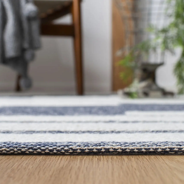 Safavieh Striped Kilim 4'-0" x 6'-0" Rug in Navy / Ivory