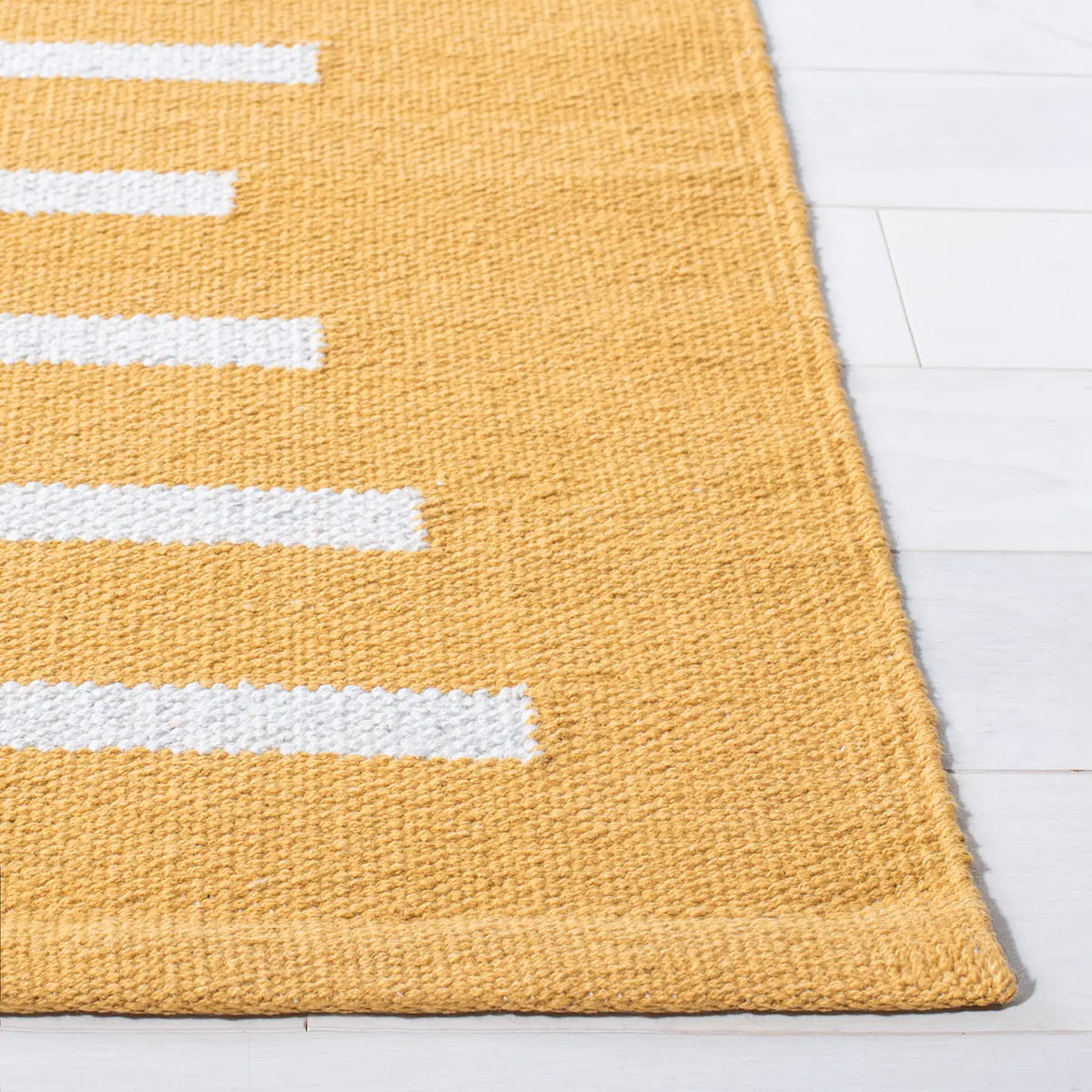 Safavieh Montauk 4'-0" x 6'-0" Rug in Gold / Ivory