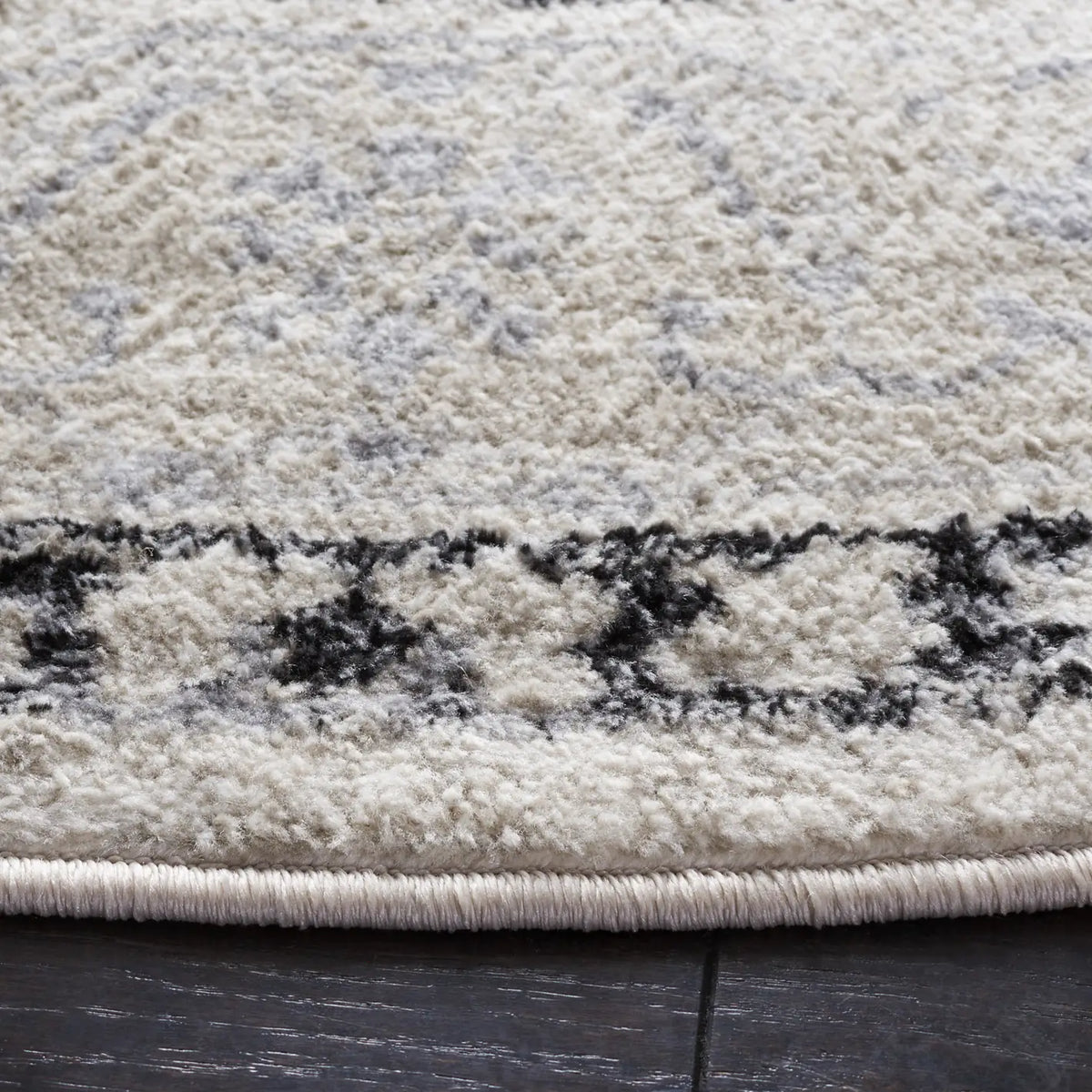 Safavieh Brentwood 6'-7" x 6'-7" Rug in Ivory / Black