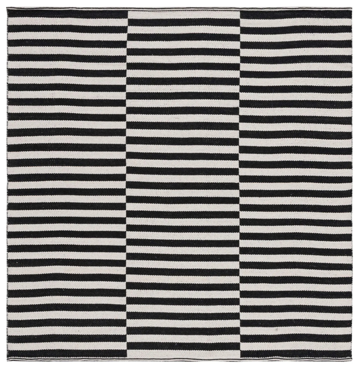 Safavieh Montauk 6'-0" x 6'-0" Rug in Ivory / Black