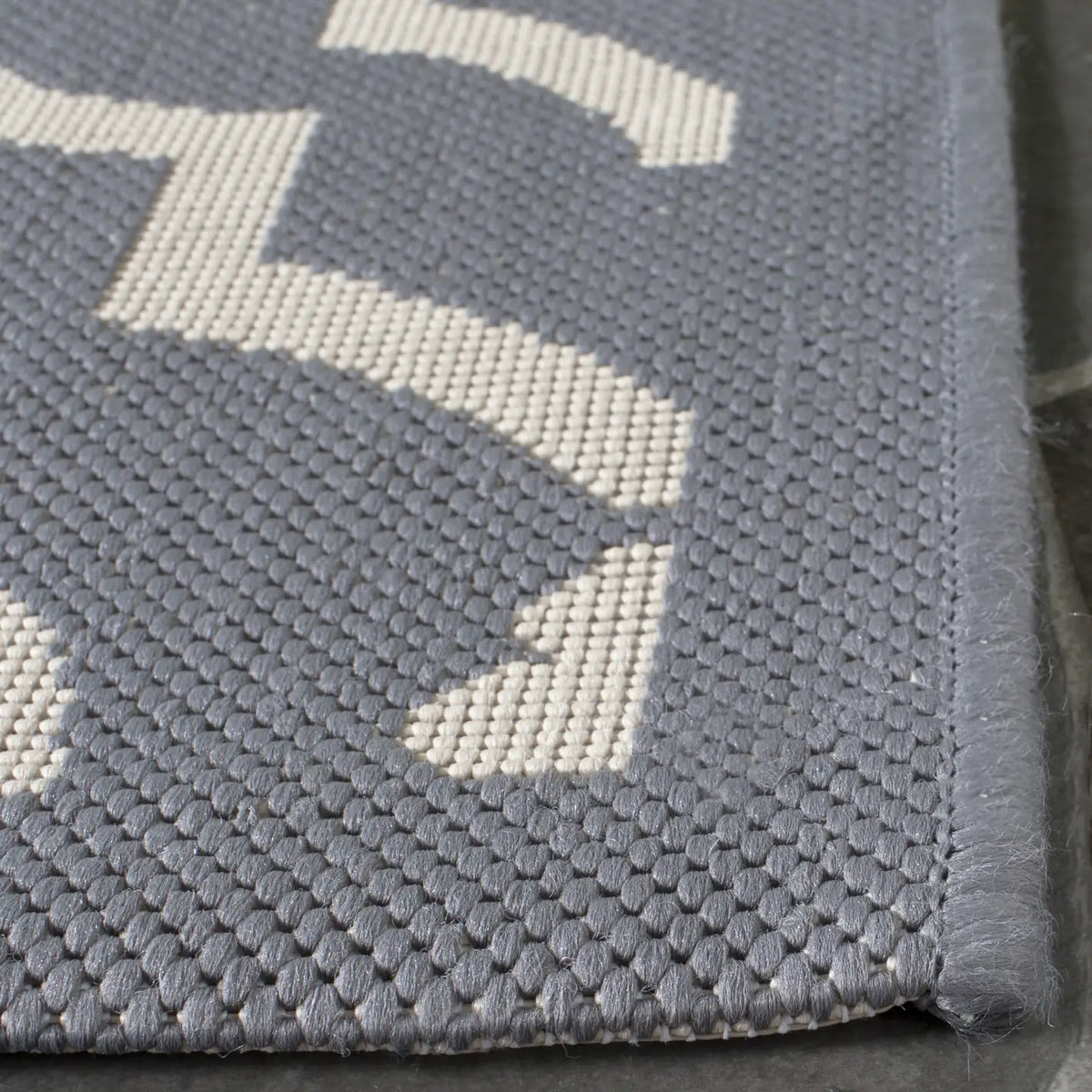 Safavieh Courtyard 4'-0" x 5'-7" Rug in Anthracite / Beige