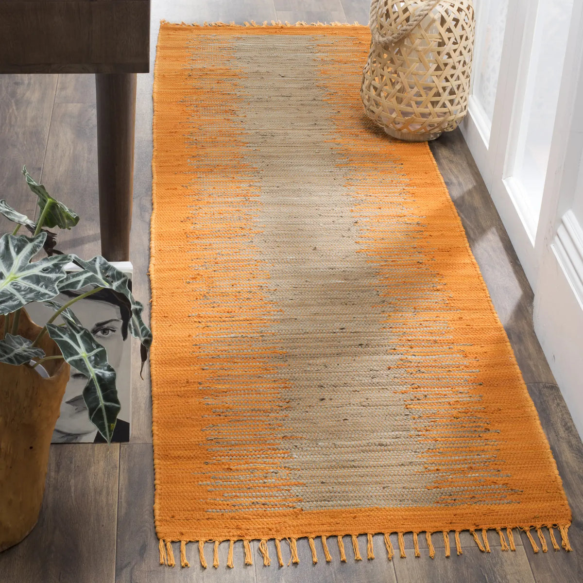 Safavieh Montauk 2'-3" x 7'-0" Rug in Orange