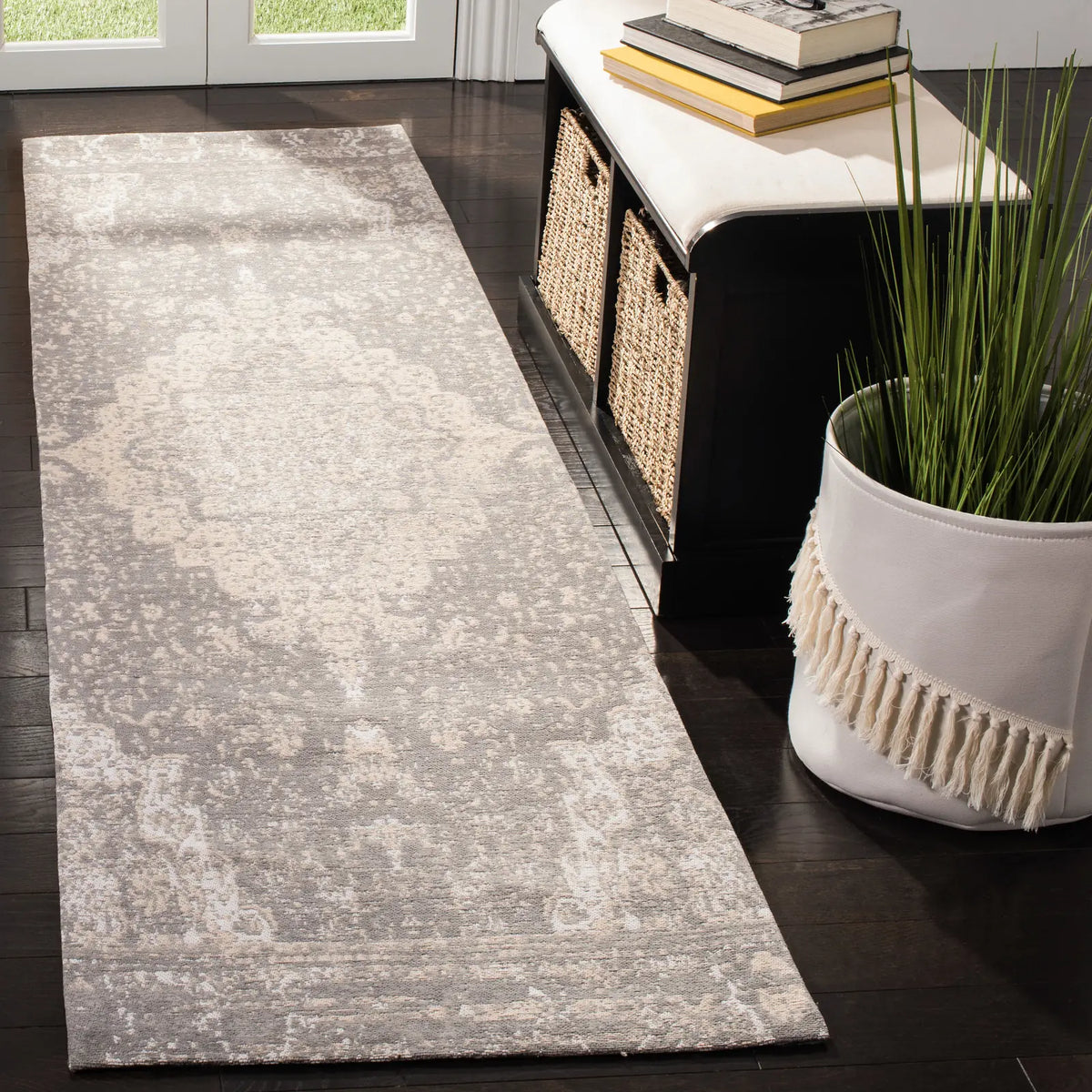 Safavieh Classic Vintage 2'-3" x 8'-0" Rug in Silver