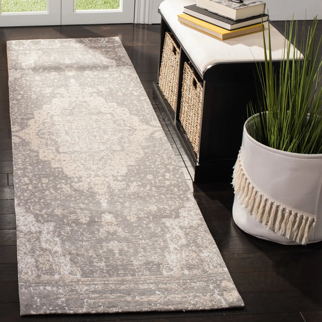 Safavieh Classic Vintage 2'-3" x 8'-0" Rug in Silver
