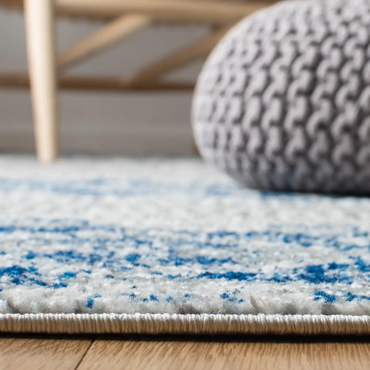 Safavieh Madison 700 4'-0" x 6'-0" Rug in Silver / Navy
