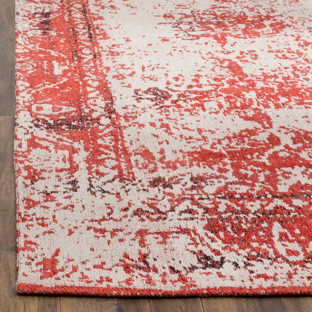 Safavieh Classic Vintage 5'-0" x 8'-0" Rug in Red
