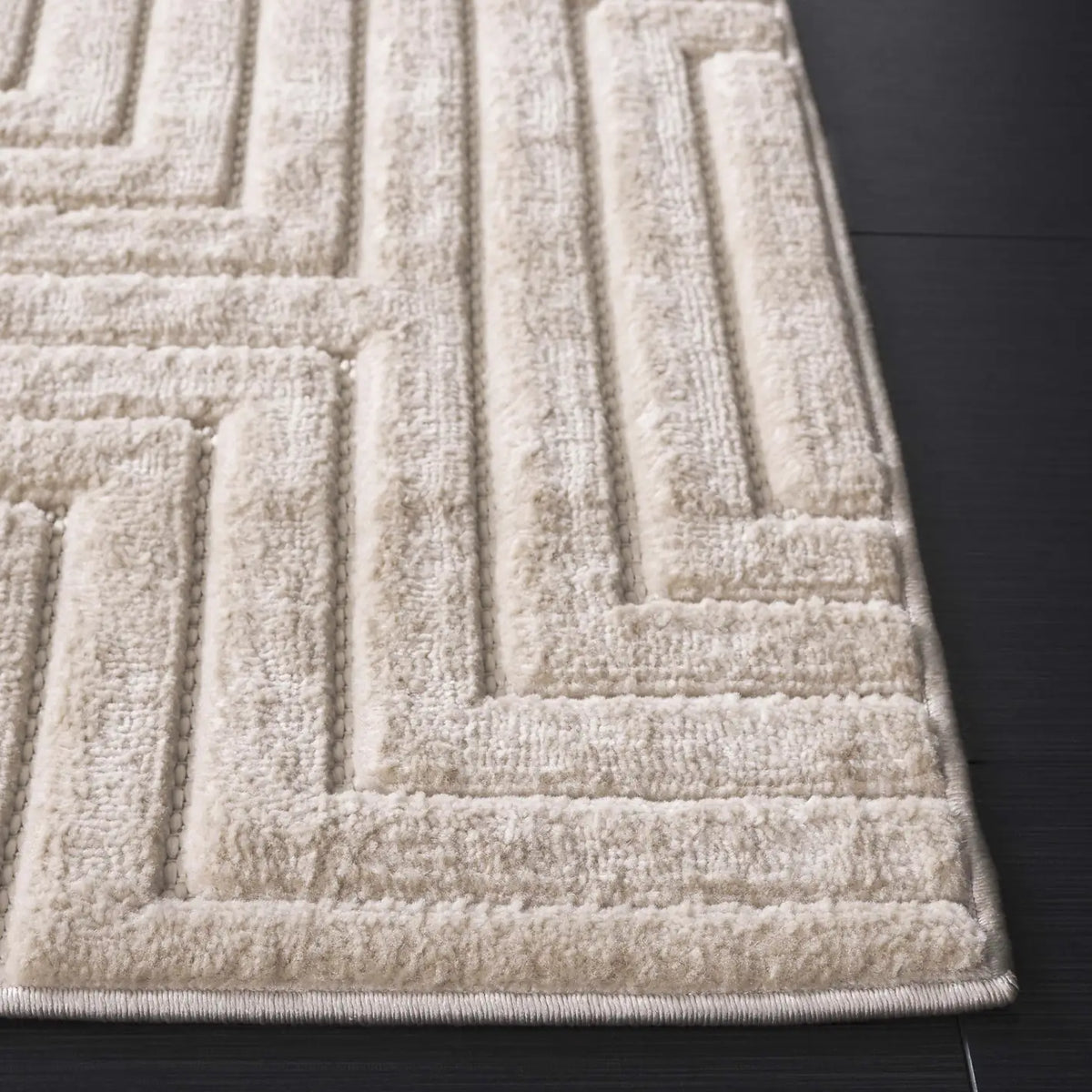 Safavieh Selena 4'-0" x 6'-0" Rug in Beige