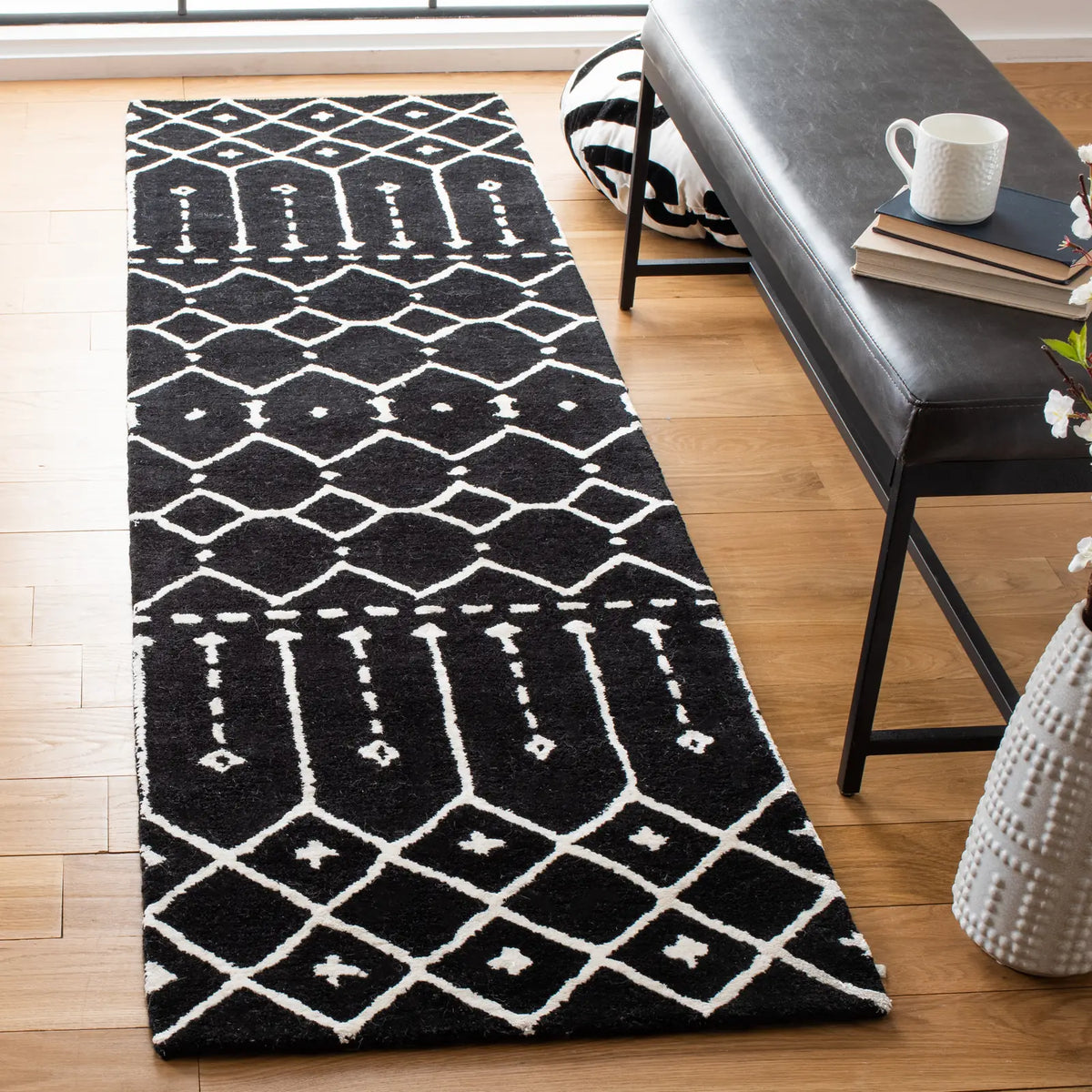 Safavieh Himalaya 2'-3" x 8'-0" Rug in Black / Ivory