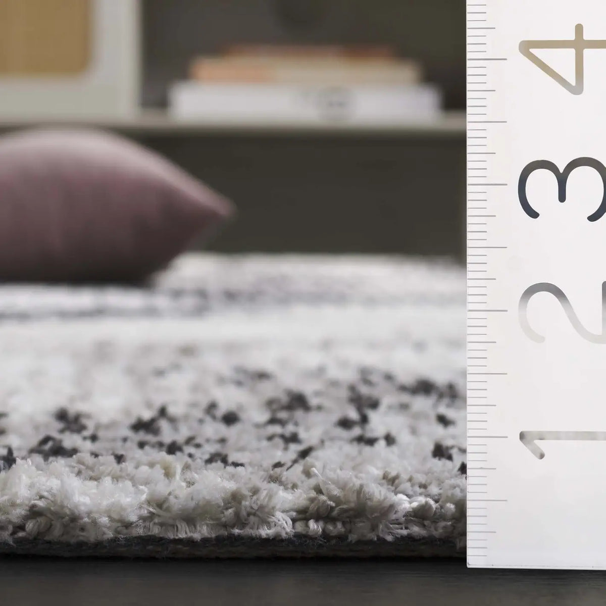 Safavieh Audrey 4'-0" x 6'-0" Rug in Grey / Ivory