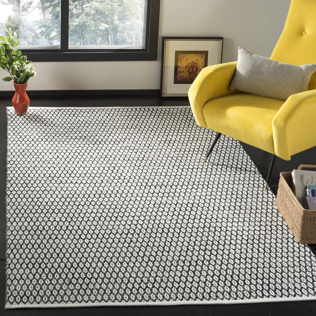 Safavieh Montauk 4'-0" x 6'-0" Rug in Black / Ivory