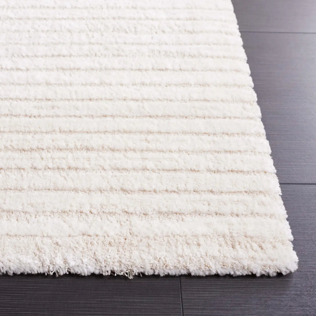 Safavieh Neptune 4'-0" x 6'-0" Rug in Ivory / Beige