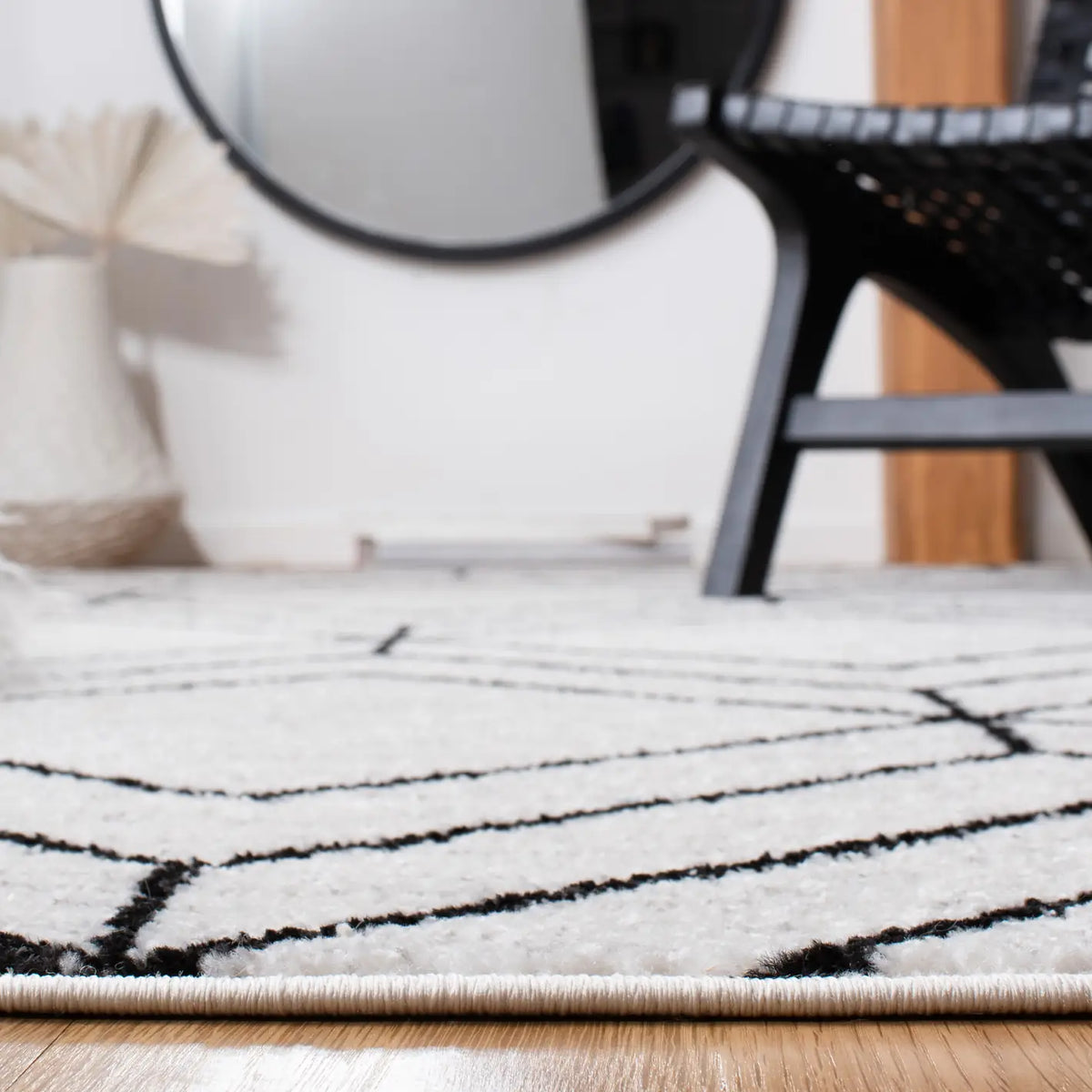 Safavieh Adirondack 4'-0" x 6'-0" Rug in Ivory / Black