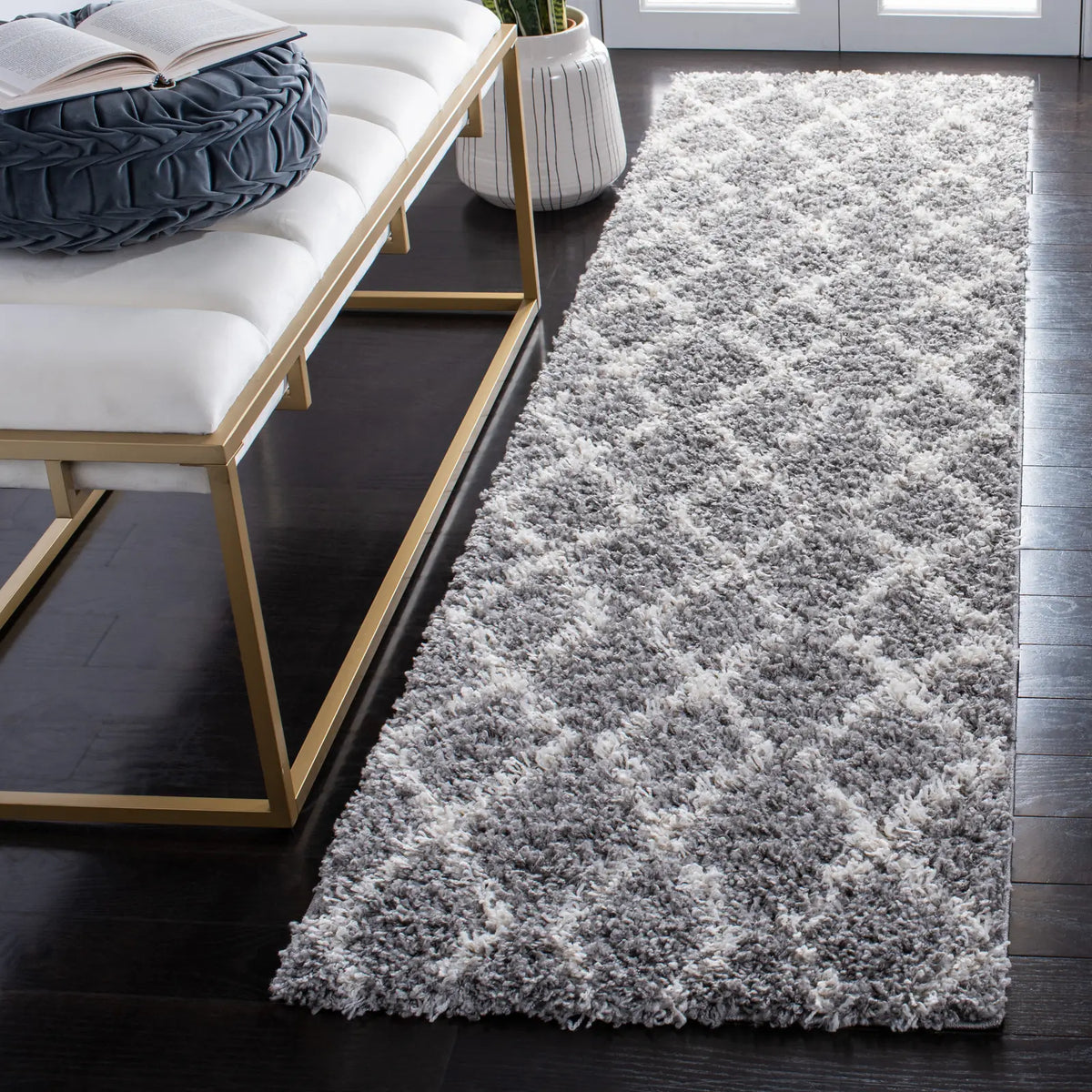 Safavieh Venus Shag 500 2'-2" x 8'-0" Rug in Grey / Ivory