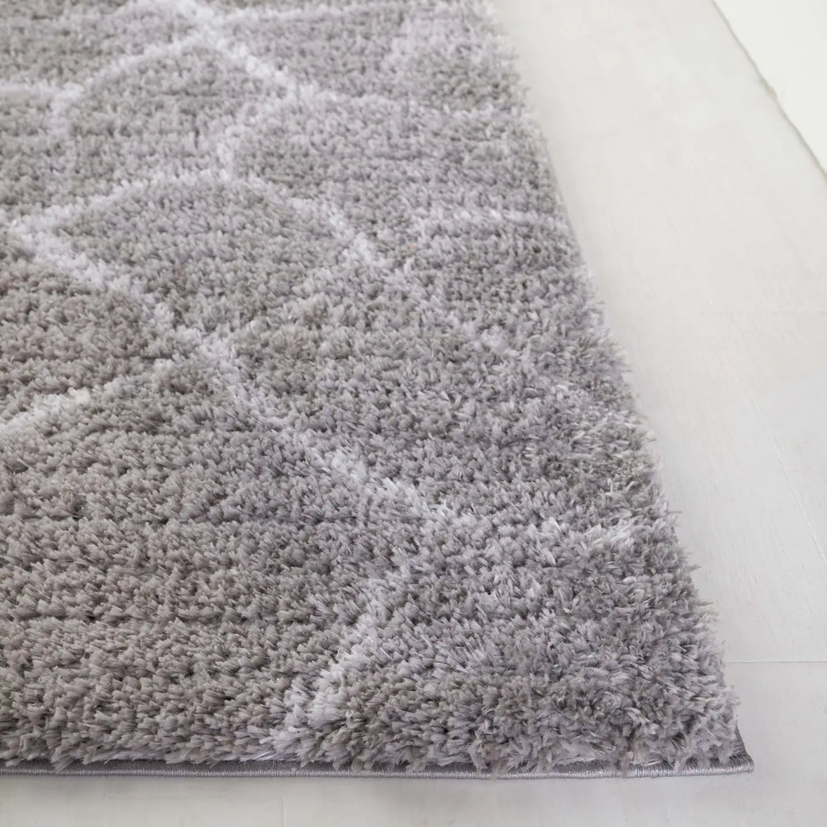 Safavieh Tahoe Shag 4'-0" x 6'-0" Rug in Grey / Ivory